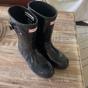 Hunter short Welles rain boots in black shiny